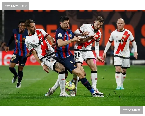 西甲最新积分：巴萨主场2-0战胜巴列卡诺，暂时登顶榜首。